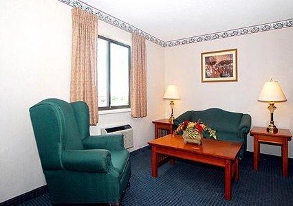 Super 8 By Wyndham Hutchinson Hotel Exterior photo
