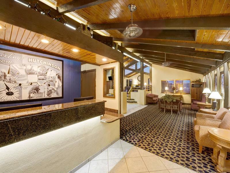 Super 8 By Wyndham Hutchinson Hotel Exterior photo